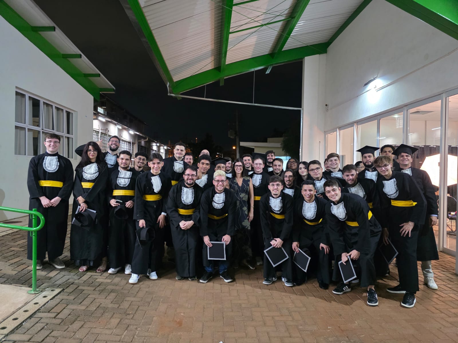 Foto Alunos formandos e professora homenageada